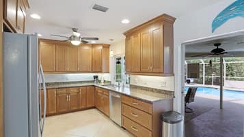 Casa, varias camas (Centrally located pet-friendly home w) | Cocina privada | Horno