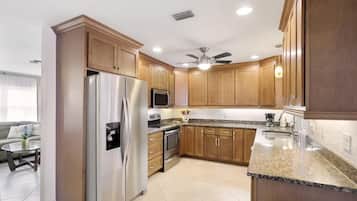 Nhà, nhiều giường (Centrally located pet-friendly home w) | Bếp riêng | Lò nướng