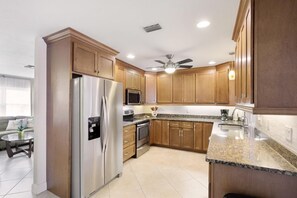 Ferienhaus, Mehrere Betten (Centrally located pet-friendly home w) | Eigene Küche | Ofen