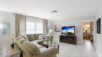Casa, varias camas (Centrally located pet-friendly home w) | Área de sala de estar