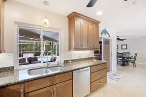 Casa, varias camas (Centrally located pet-friendly home w) | Cocina privada | Horno 