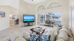 Hus, flere senger (Waterfront home with spectacular view) | Oppholdsområde | Flatskjerm-TV