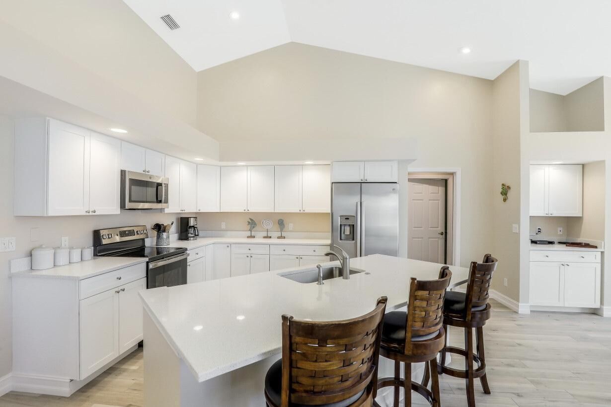 House, Multiple Beds (Waterfront home with spectacular view) | Private kitchen | Fridge, microwave, oven, stovetop