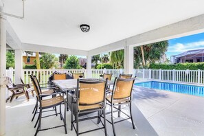Hus, flere senger (West-facing home with pool and 2nd fl) | Utendørsservering