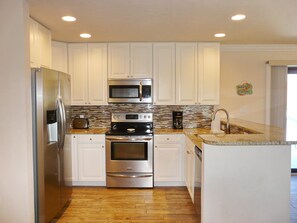 Hus, flere senger (West-facing home with pool and 2nd fl) | Eget kjøkken | Kjøleskap, mikrobølgeovn, kokeplater og oppvaskmaskin