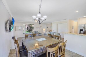 Hus, flere senger (West-facing home with pool and 2nd fl) | Eget kjøkken | Kjøleskap, mikrobølgeovn, ovn og kokeplater