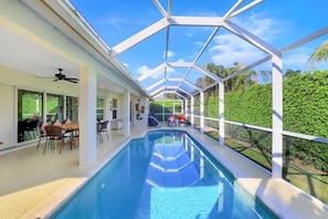 Rumah, Beberapa Tempat Tidur (Pet-friendly home with pool and steps) | Kolam renang | Sebuah kolam renang air hangat