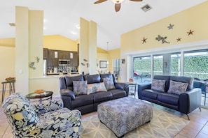 Rumah, Beberapa Tempat Tidur (Pet-friendly home with pool and steps) | Area keluarga | TV layar datar