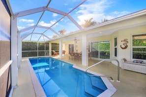 Casa, diversos llits (Pet-friendly home with pool and steps) | Piscina | Piscina climatitzada
