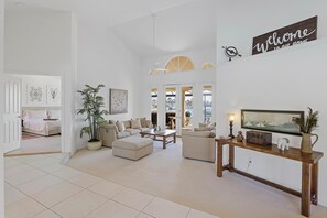 Hus - flera sängar (Serene waterfront home with pool, spa) | Vardagsrum