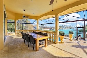 Maison, plusieurs lits (Serene waterfront home with pool, spa) | Restauration extérieure
