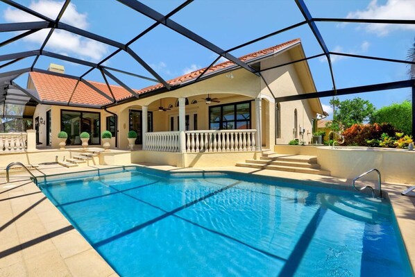 Maison, plusieurs lits (Serene waterfront home with pool, spa) | 4 chambres, fer et planche à repasser, draps fournis