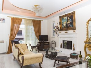 TV, caminetto, lettore DVD, impianto stereo