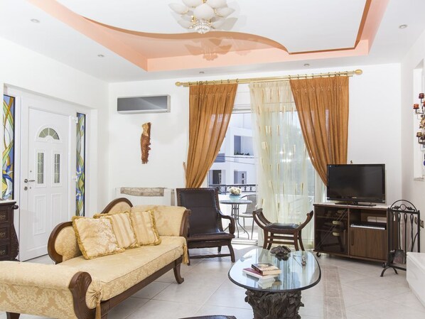 TV, caminetto, lettore DVD, impianto stereo