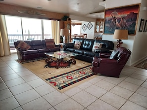 Smart TV, fireplace, DVD player, table tennis