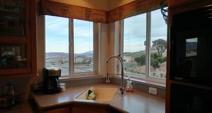 Exceptional Lake Powell View Home, lots of parking!