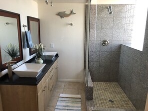 Shower, jetted tub, hair dryer, towels - Exceptional Lake Powell View Home, lots of parking! (Page)