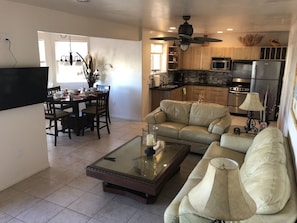 Smart TV, chimenea, reproductor de DVD y tenis de mesa