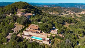 An aerial view of a villa with a swimming pool, surrounded by dense forest and hills. - Villa with 20 beds divided into 5 apartments (Pari)
