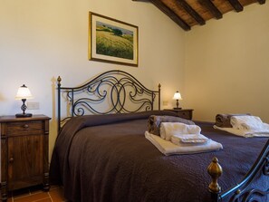 5 slaapkamers, een strijkplank/strijkijzer, reisbedje, gratis wifi