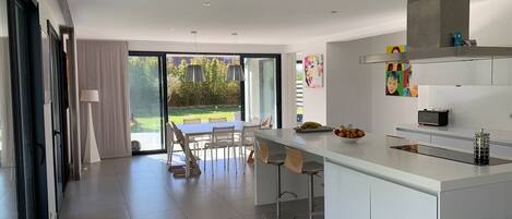 Frigorífic, microones, forn i placa de cuina