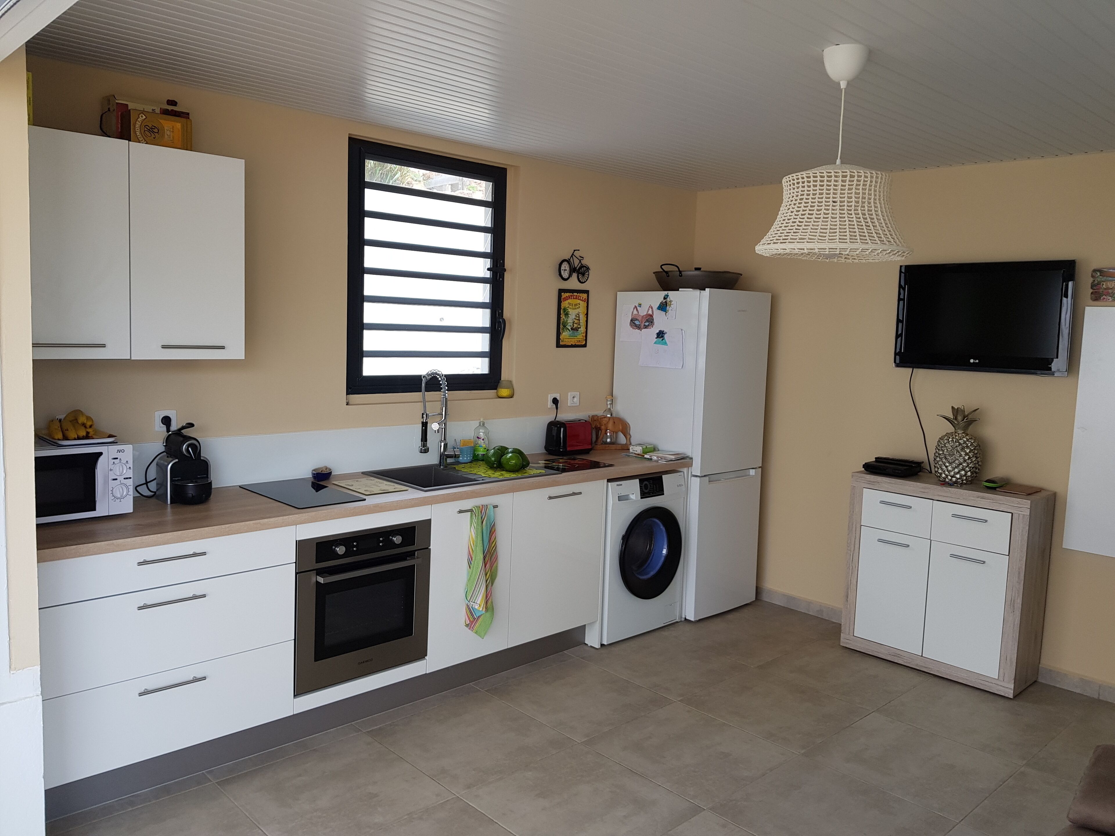 Een koelkast, een microgolfoven, een oven, een kookplaat