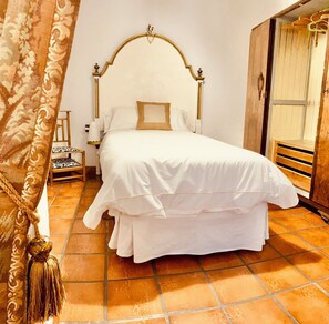 3 bedrooms, iron/ironing board, free WiFi, bed sheets - Traditional house in the historic center of Yecla with wifi (Yecla)