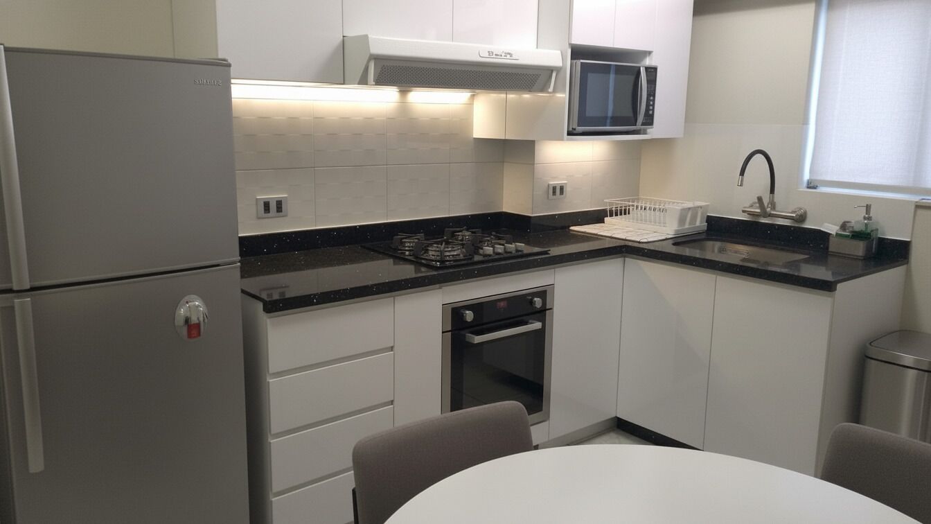 Geladeira, micro-ondas, fogão, cooktop