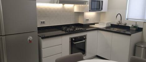 Geladeira, micro-ondas, fogão, cooktop