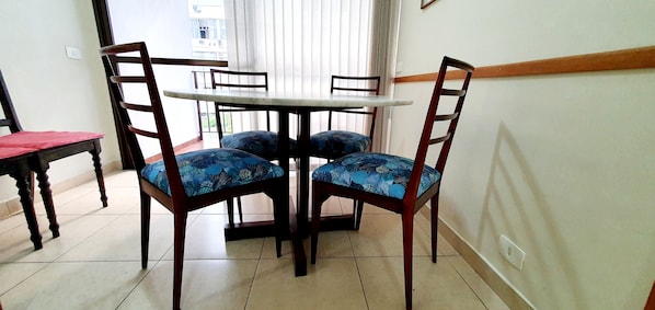Appartement | Repas dans la chambre