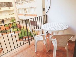 Apartment | Wohnzimmer | 32-Zoll-Flachbildfernseher mit Digitalempfang, Fernseher, Netflix