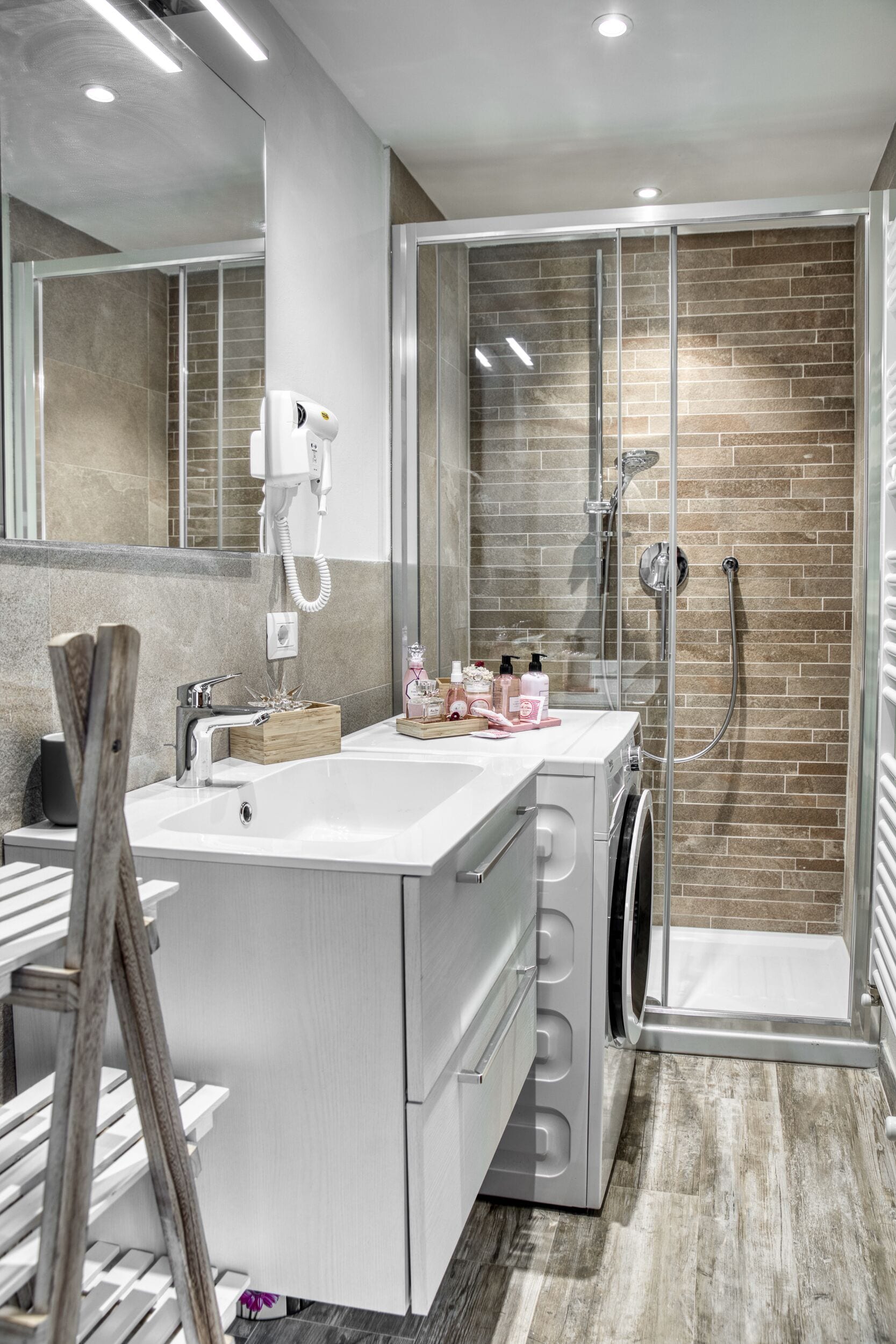 Shower, hair dryer, slippers, bidet