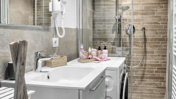 Shower, hair dryer, slippers, bidet