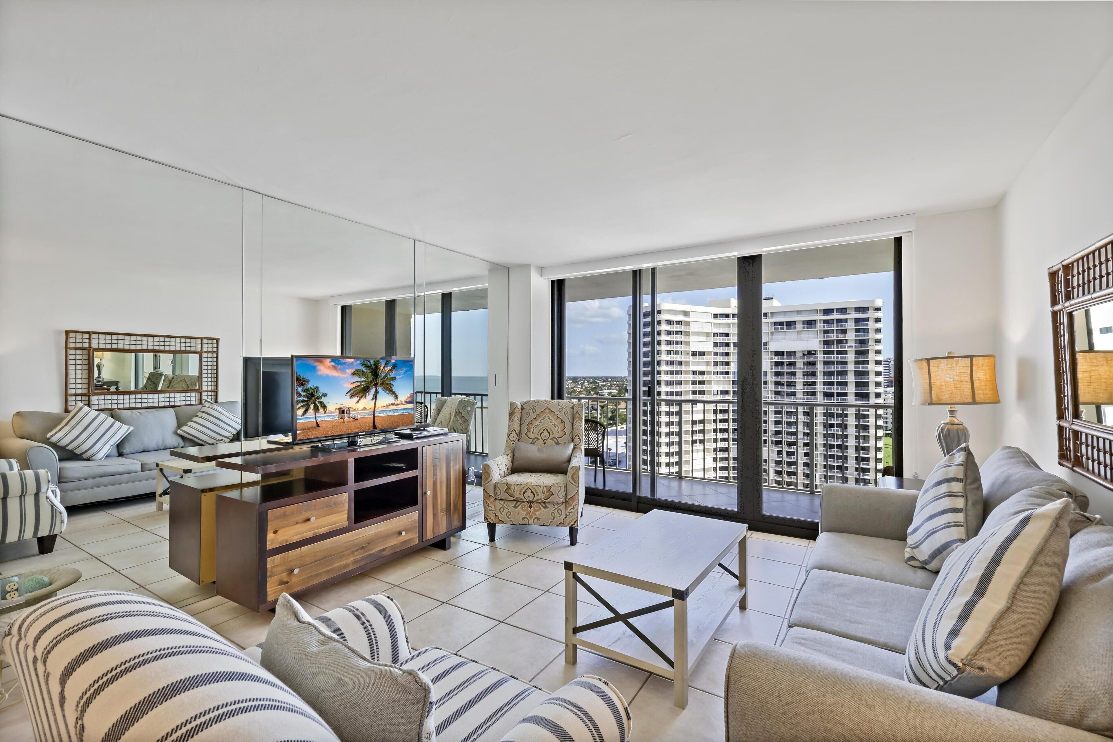 公寓式客房, 1 张特大床和 1 张沙发床 (Sun-bright beachfront condo with pool) | 起居区 | 平板电视