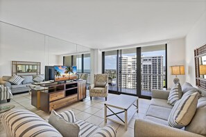 Appart'hôtel, 1 très grand lit et 1 canapé-lit (Sun-bright beachfront condo with pool) | Coin séjour