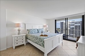 Lägenhet - 1 kingsize-säng med bäddsoffa (Sun-bright beachfront condo with pool) | 2 sovrum, strykjärn/strykbräda och sängkläder