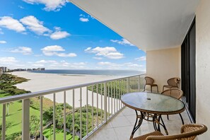 Condo, 1 cama King size y sofá cama (Sun-bright beachfront condo with pool) | Restaurante al aire libre