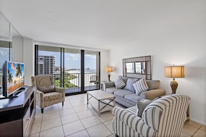Condo, 1 cama King e sofá-cama (Sun-bright beachfront condo with pool) | Área de estar | TV de tela plana