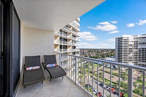 Leilighet, 1 kingsize-seng med sovesofa (Sun-bright beachfront condo with pool) | Overnattingsstedets uteområder