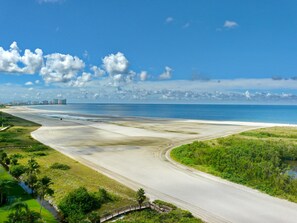Condo, 1 cama King size y sofá cama (Sun-bright beachfront condo with pool) | Vista a la playa o el mar