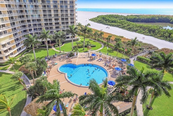 Condo, 1 cama King e sofá-cama (Sun-bright beachfront condo with pool) | Piscina | Piscina aquecida, espreguiçadeiras