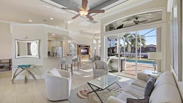 Casa, varias camas (Pet-friendly waterfront home with hea) | Área de sala de estar