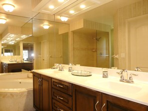 Casa, varias camas (910 Olive Court) | Baño | Secadora de cabello 