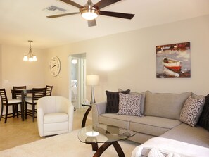 Ferienhaus, Mehrere Betten (Idyllic waterfront home with pool and) | Wohnbereich