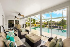 Huis, meerdere bedden (Idyllic waterfront home with pool and) | Zwembad | Een verwarmd zwembad