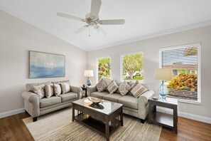 Ferienhaus, Mehrere Betten (Idyllic waterfront home with pool and) | Wohnbereich