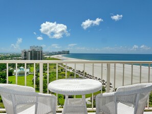Lägenhet - flera sängar (Sunny beachfront condo with pool and ) | Balkongutsikt