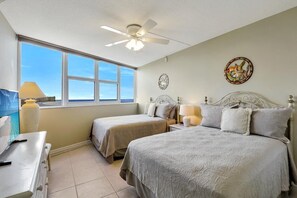 Kondominium, Beberapa Tempat Tidur (Sunny beachfront condo with pool and ) | 2 kamar tidur, setrika/meja setrika, dan seprai linen