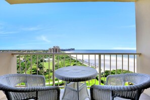 Kondominium, Beberapa Tempat Tidur (Sunny beachfront condo with pool and ) | Balkon