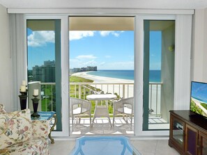 Kondominium, Beberapa Tempat Tidur (Sunny beachfront condo with pool and ) | Pemandangan dari kamar